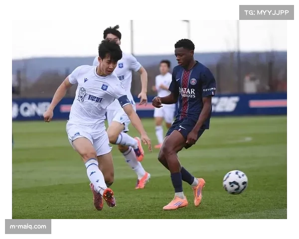 巴黎举办业余足球挑战赛,设置“精准传中”趣味项目